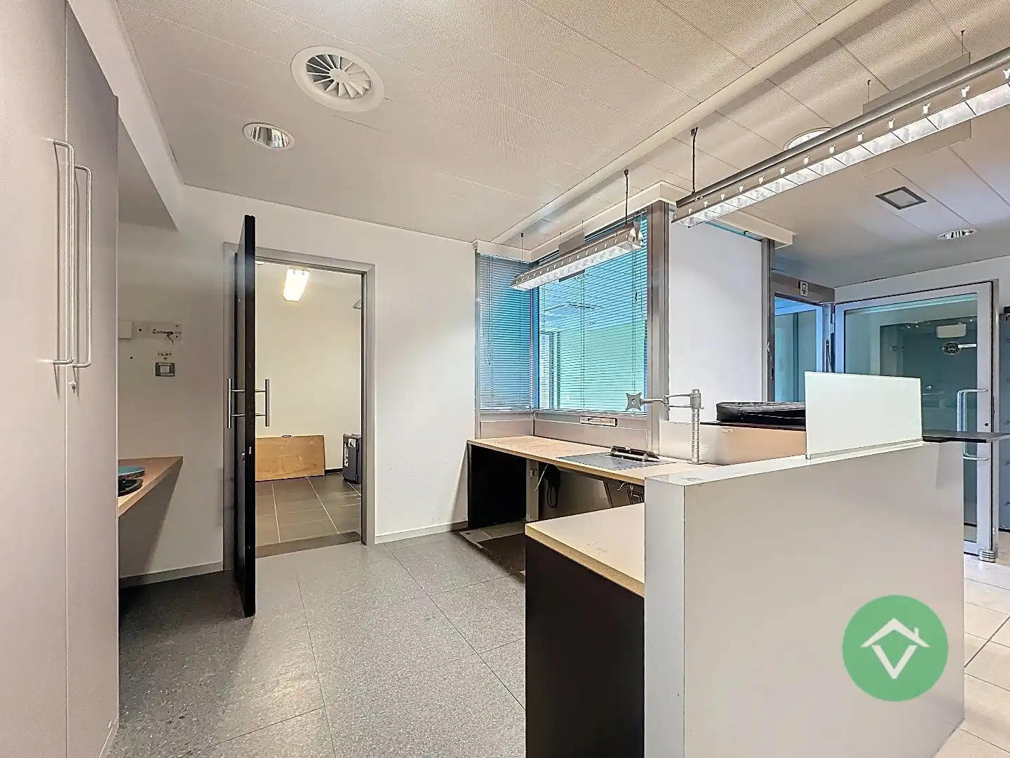 Commerciële toplocatie in Vleteren met burelen, vergaderruimtes en parking foto 7