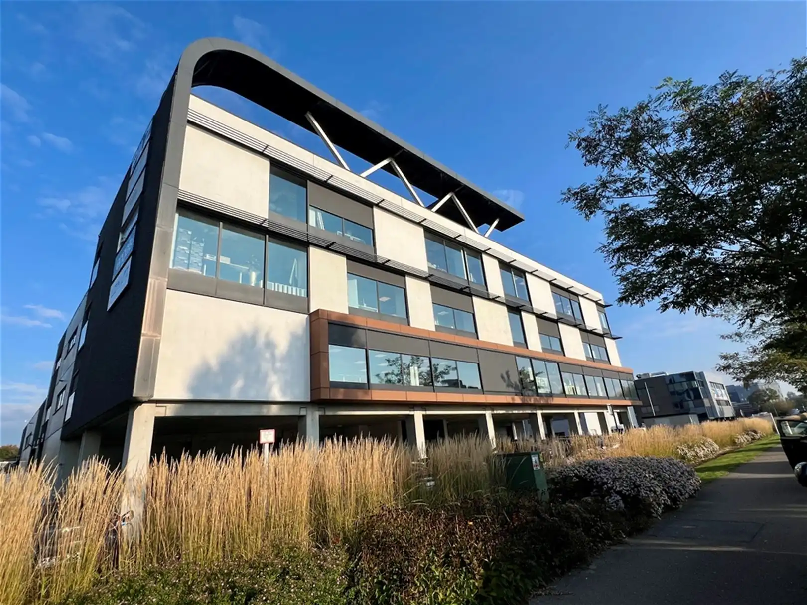 Moderne kantoren gelegen op toplocatie foto 2