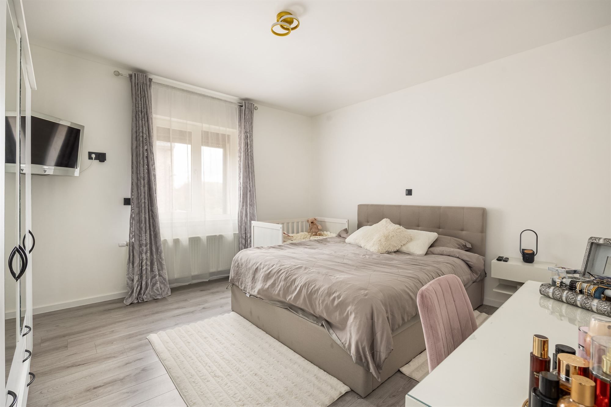 Gerenoveerde woning met drie slaapkamers en terras foto 11