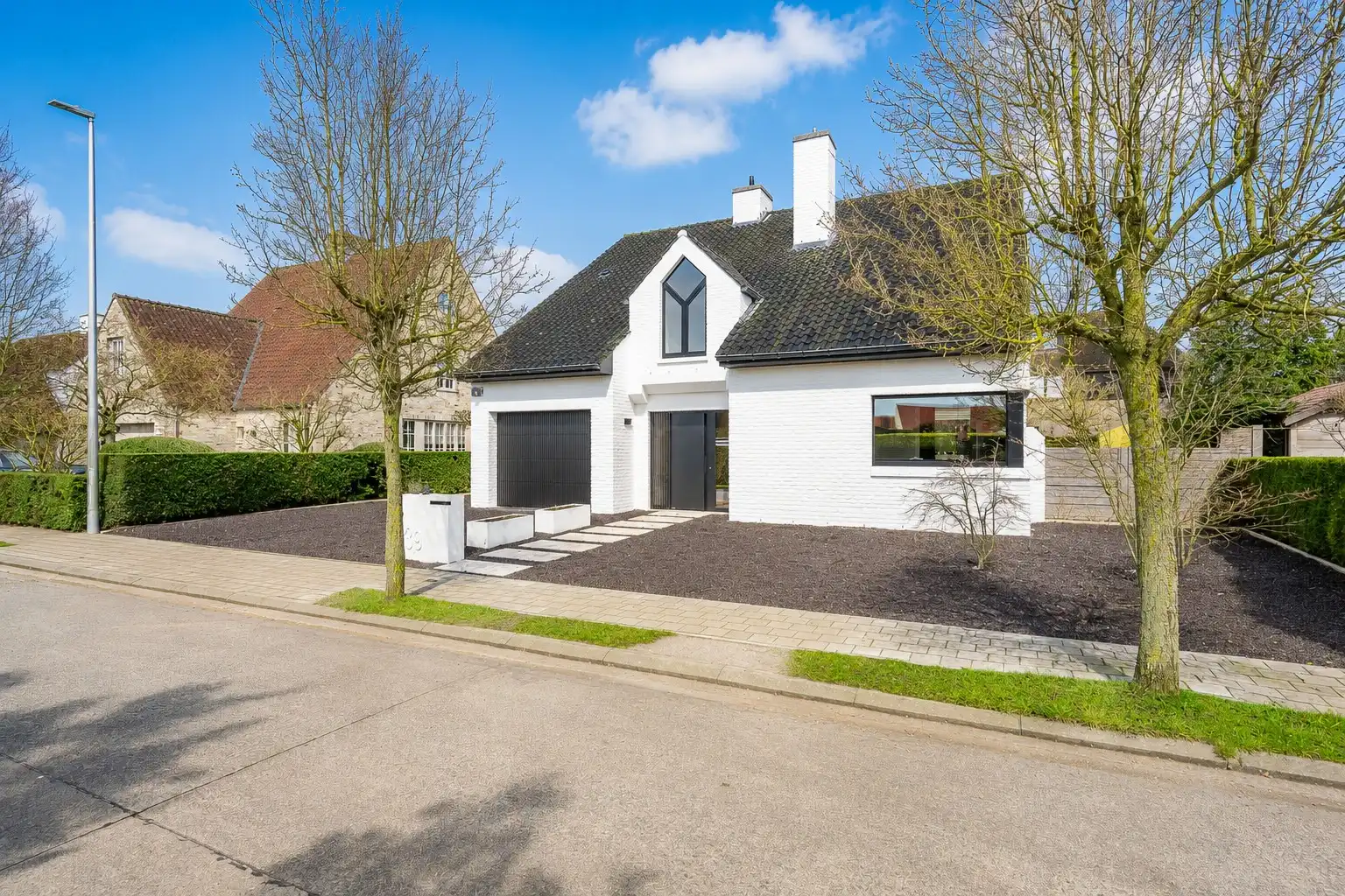 Alleenstaande villa met 4 slaapkamers in een residentiële omgeving. foto {{pictureIndex}}
