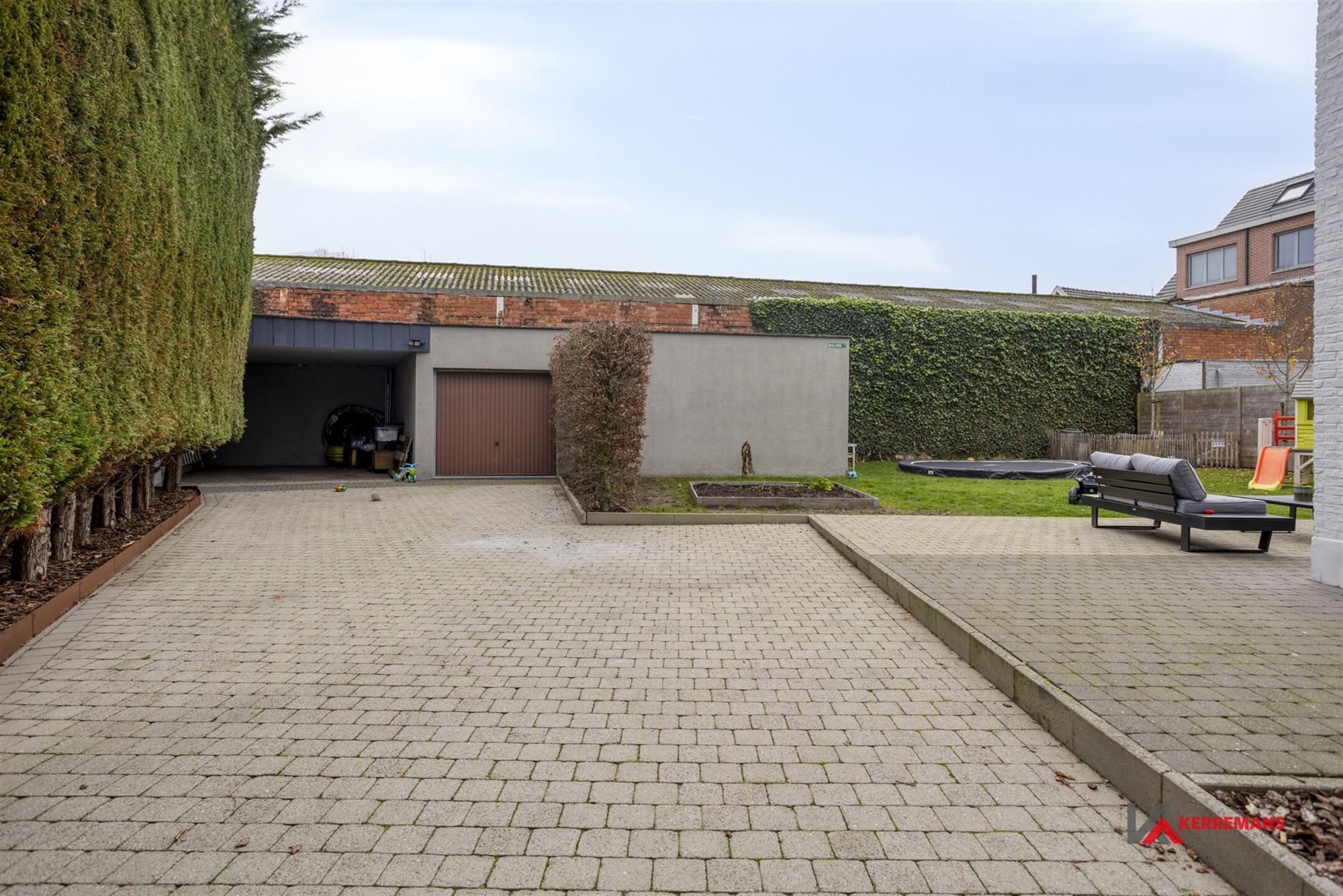 Instapklare woning met 4 slaapkamers , tuin en garage. foto 24