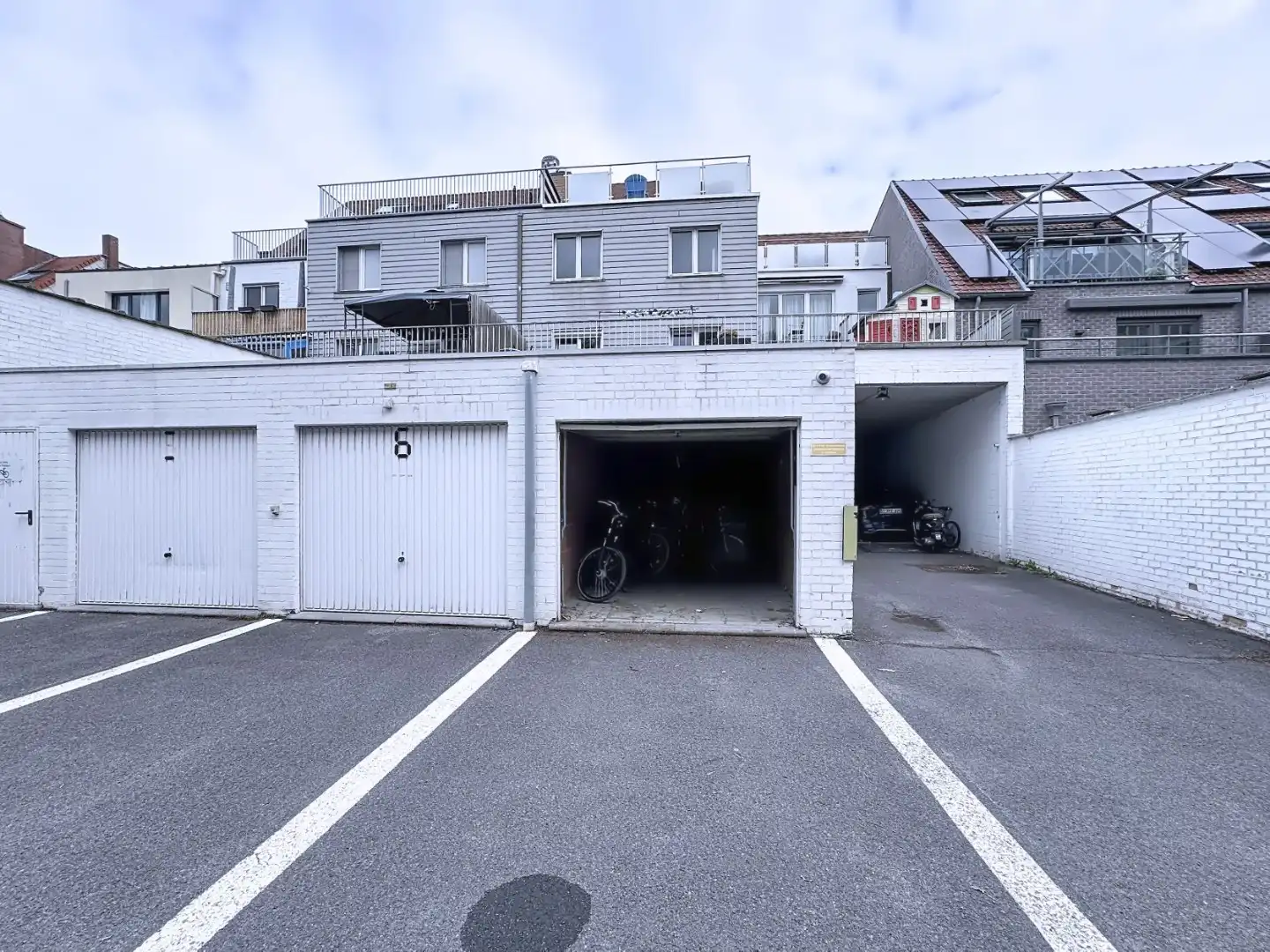 Centraal gelegen garagebox met extra standplaats foto 4