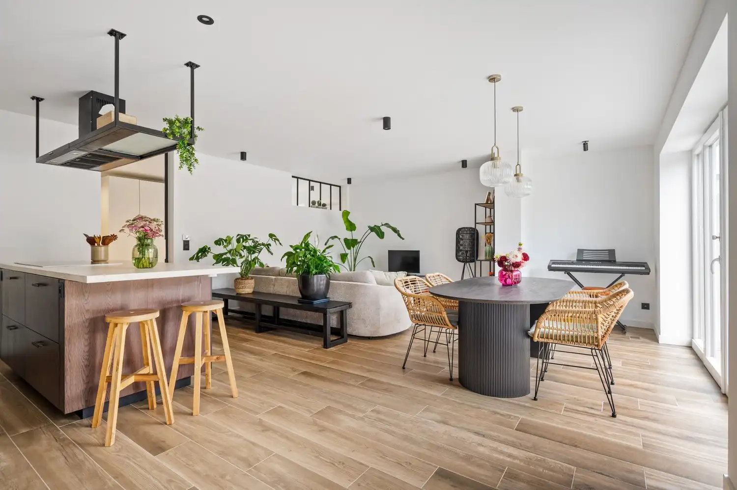 Prachtig gerenoveerd gelijkvloers appartement met zonnige tuin, grote oprit  en ruime garagebox foto 4