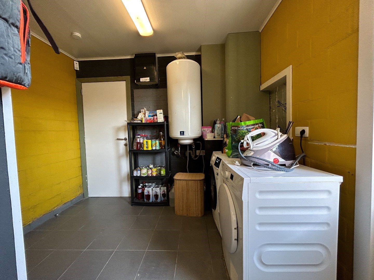 Instapklare rijwoning met veel bergruimte TE KOOP  in het bruisende Waregem. foto 11