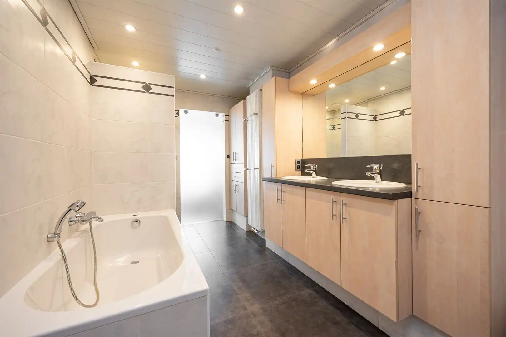 Woning met 5 slaapkamers en 2 badkamers op zuid perceel. foto 14