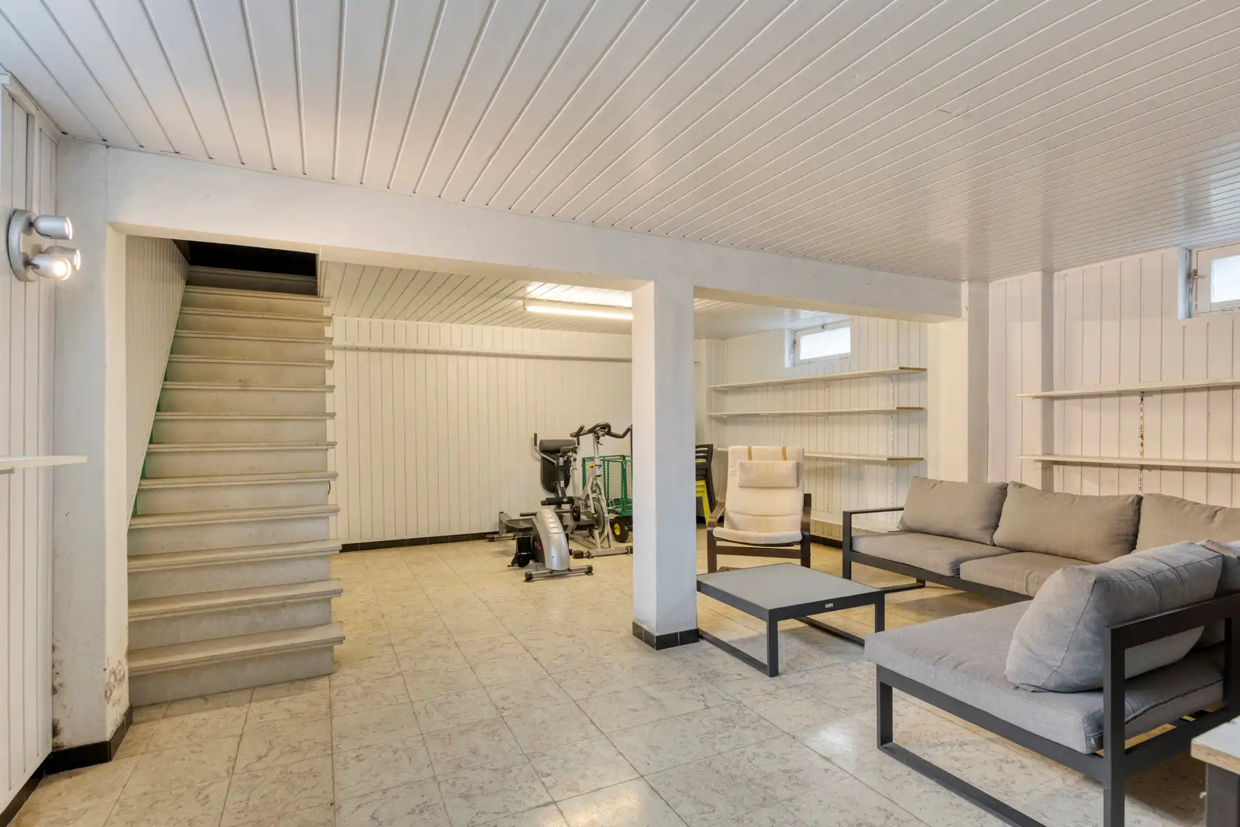 Gerenoveerde hoeve met bijgebouwen en 8 stallen. foto 27