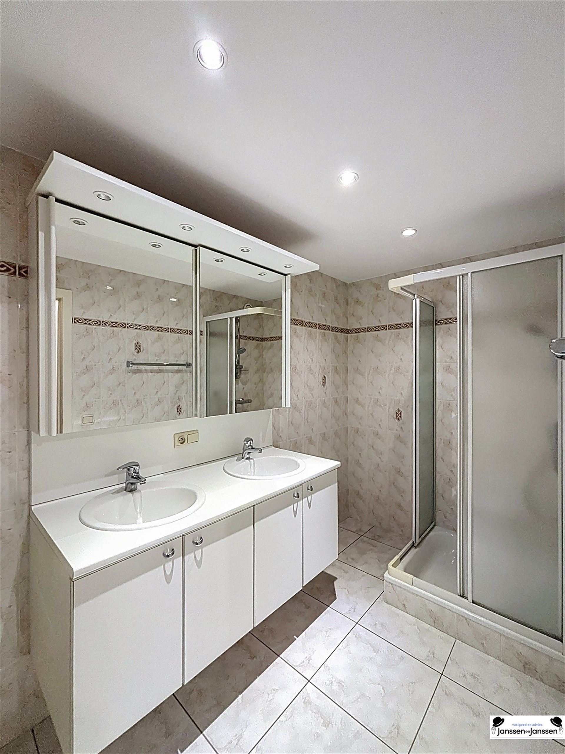 Ruim gelijkvloers appartement met topligging in Oostende foto 15