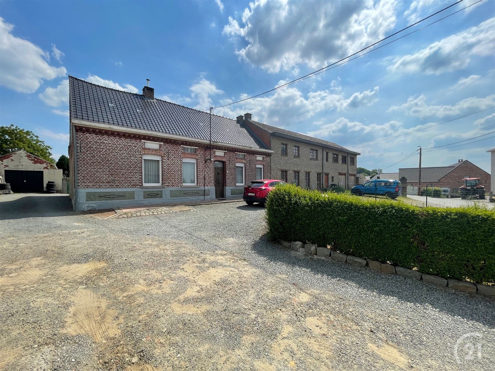 Te renoveren 3 gevelwoning met stallen en tuin op 17are22 foto 2