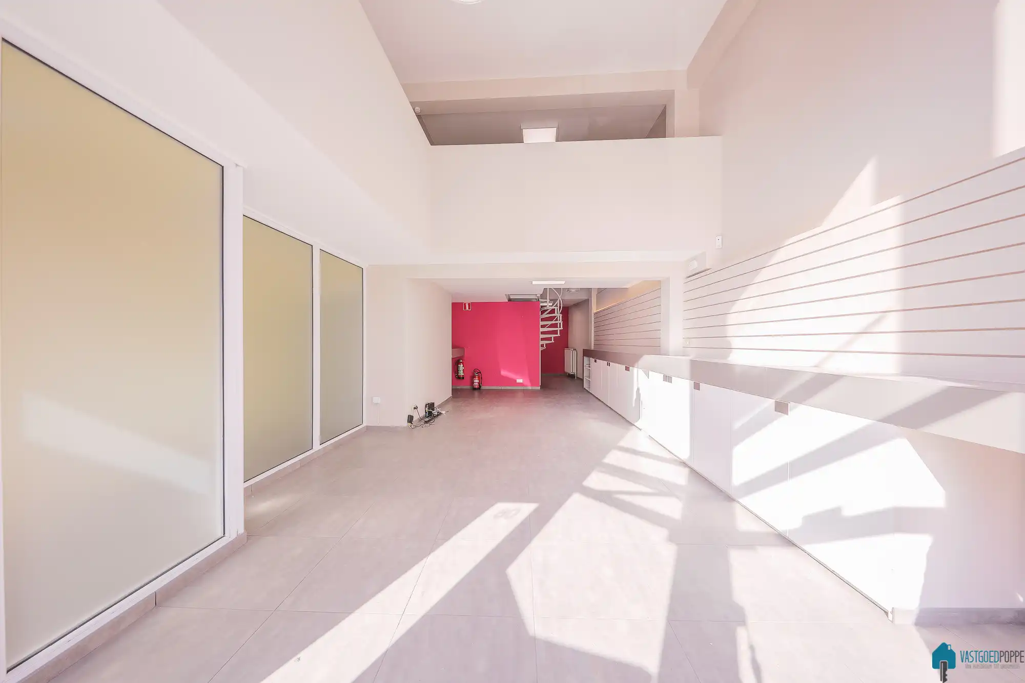 Handelsruimte op een toplocatie aan het St-Pieters station foto 3