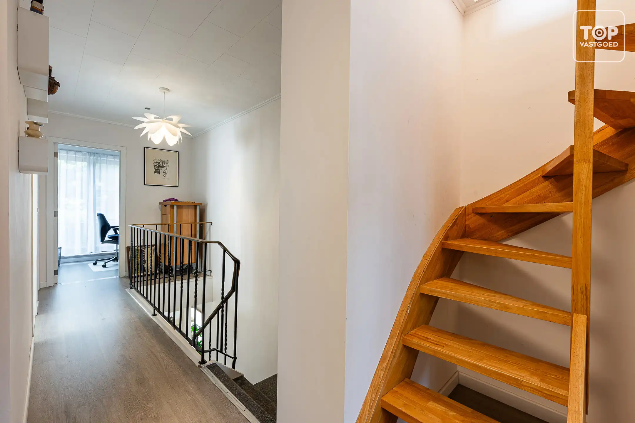 Instapklare halfopen woning met 4 slaapkamers, garage en mooie tuin foto 16