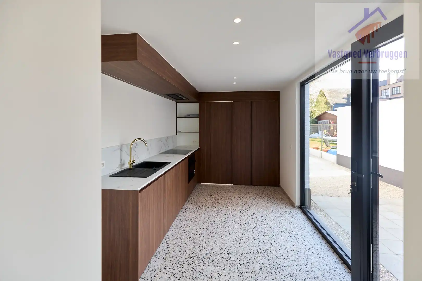 Volledig gerenoveerde woning met tuin en autostaanplaats op toplocatie foto 7