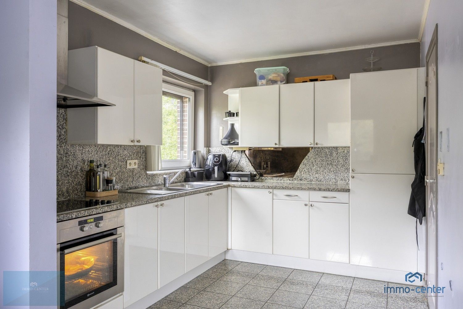 Lichtrijk en Instapklaar Appartement (150 m²) met 3 Slaapkamers en 2 Ondergrondse Parkeerplaatsen in Genk foto 12