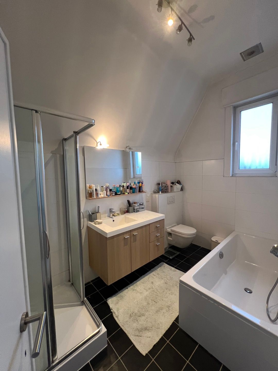 Ruime deels gerenoveerde villa met eclectische architectuur  foto 21