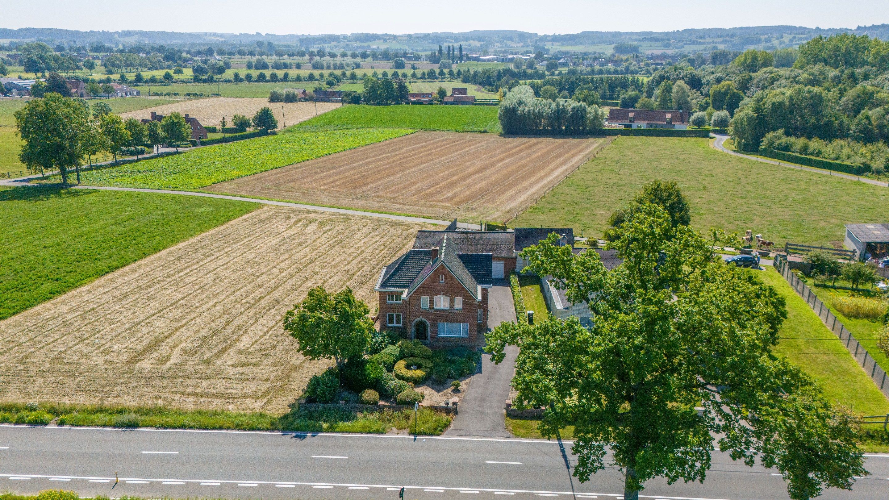 Hoofdfoto van de publicatie: KLOEKE VILLA MET MAGAZIJN IN EEN LANDELIJKE OMGEVING