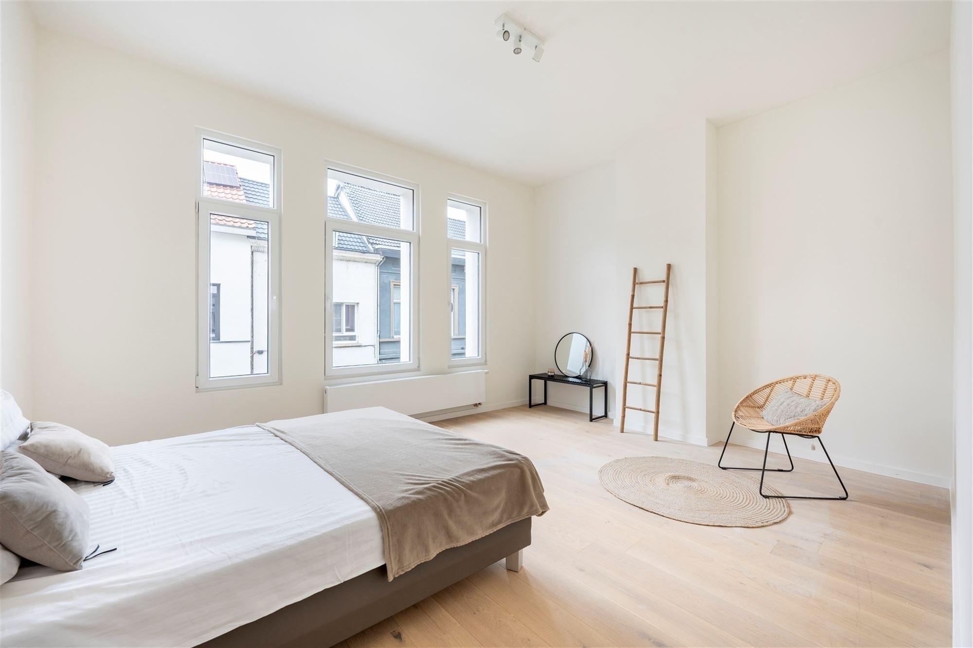 Ruime gerenoveerde woning met tuin foto 17