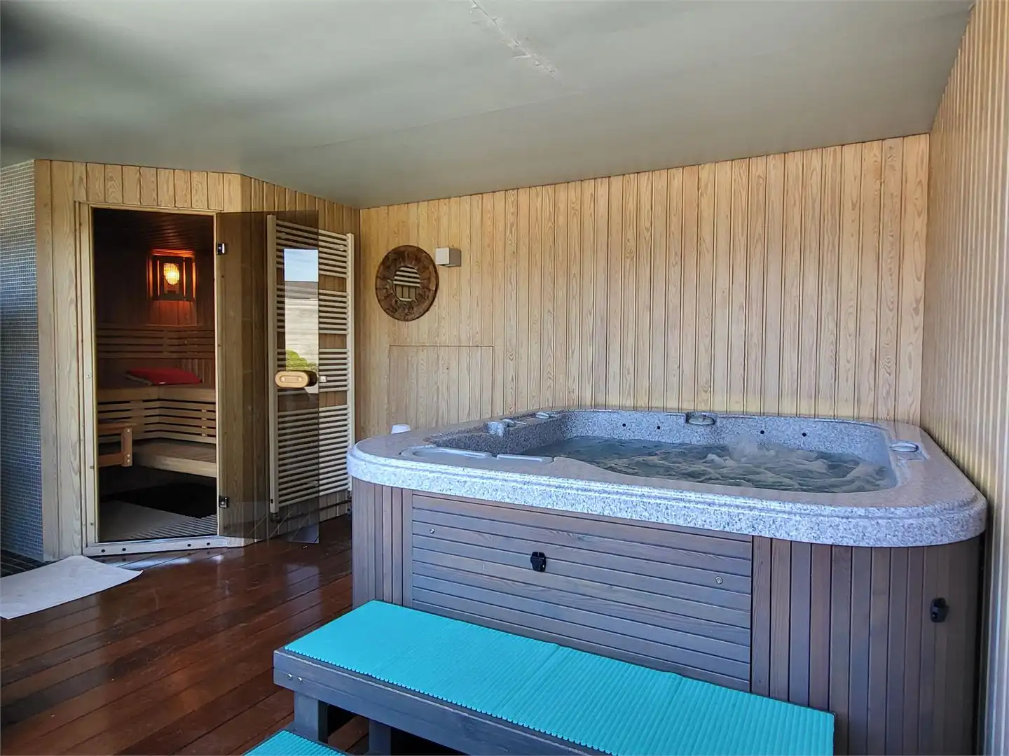 Deze ruime en uitstekend onderhouden villa-bungalow op een perceel van 1.264 m² combineert comfort, functionaliteit en een aangename woonbeleving met een zuidgericht terras en een prachtig aangelegde tuin met zwembad en badhuis. foto 7