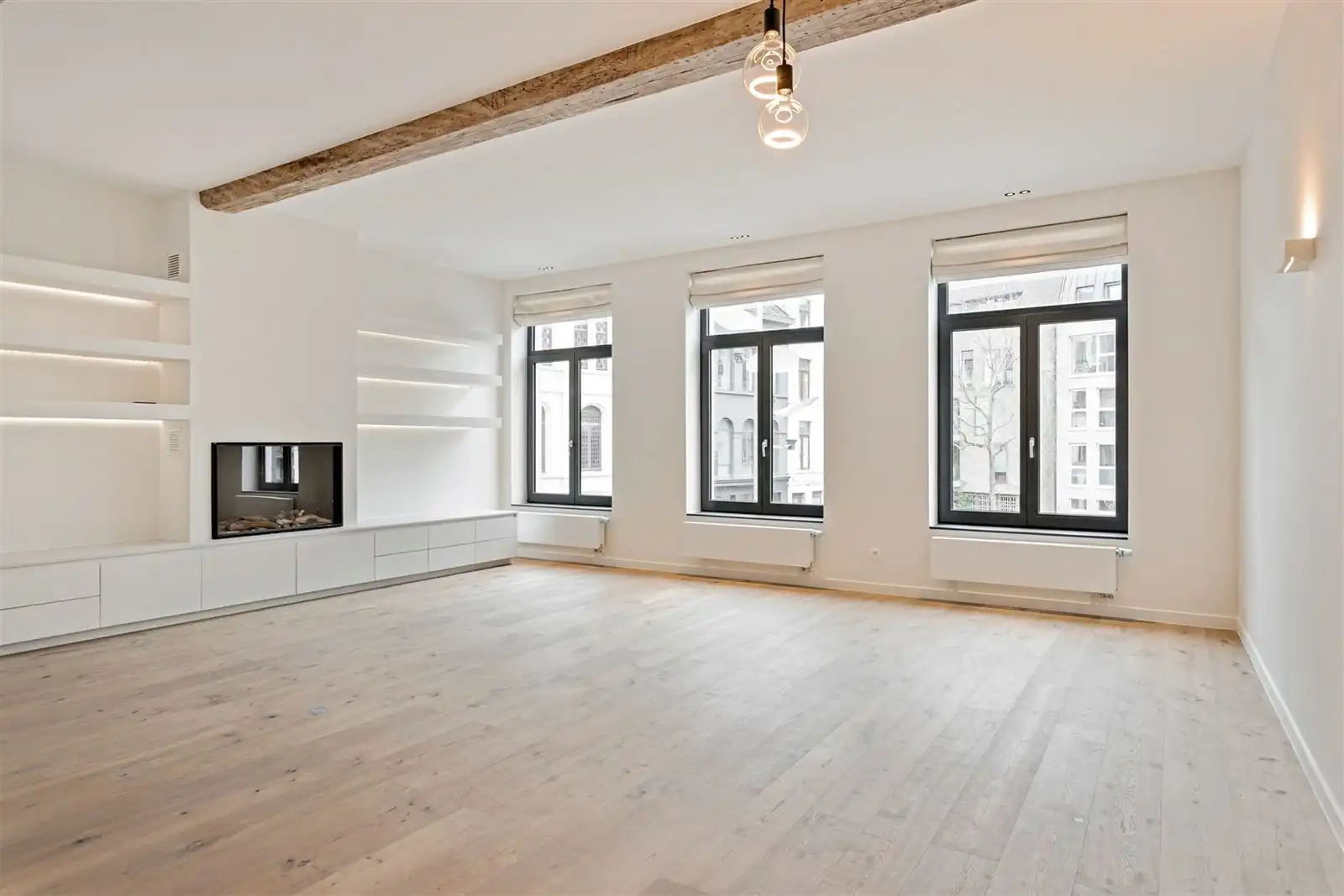 Ruimte, stijl en licht in dit stijlvol gerenoveerd 3 SLPK appartement.  foto 2