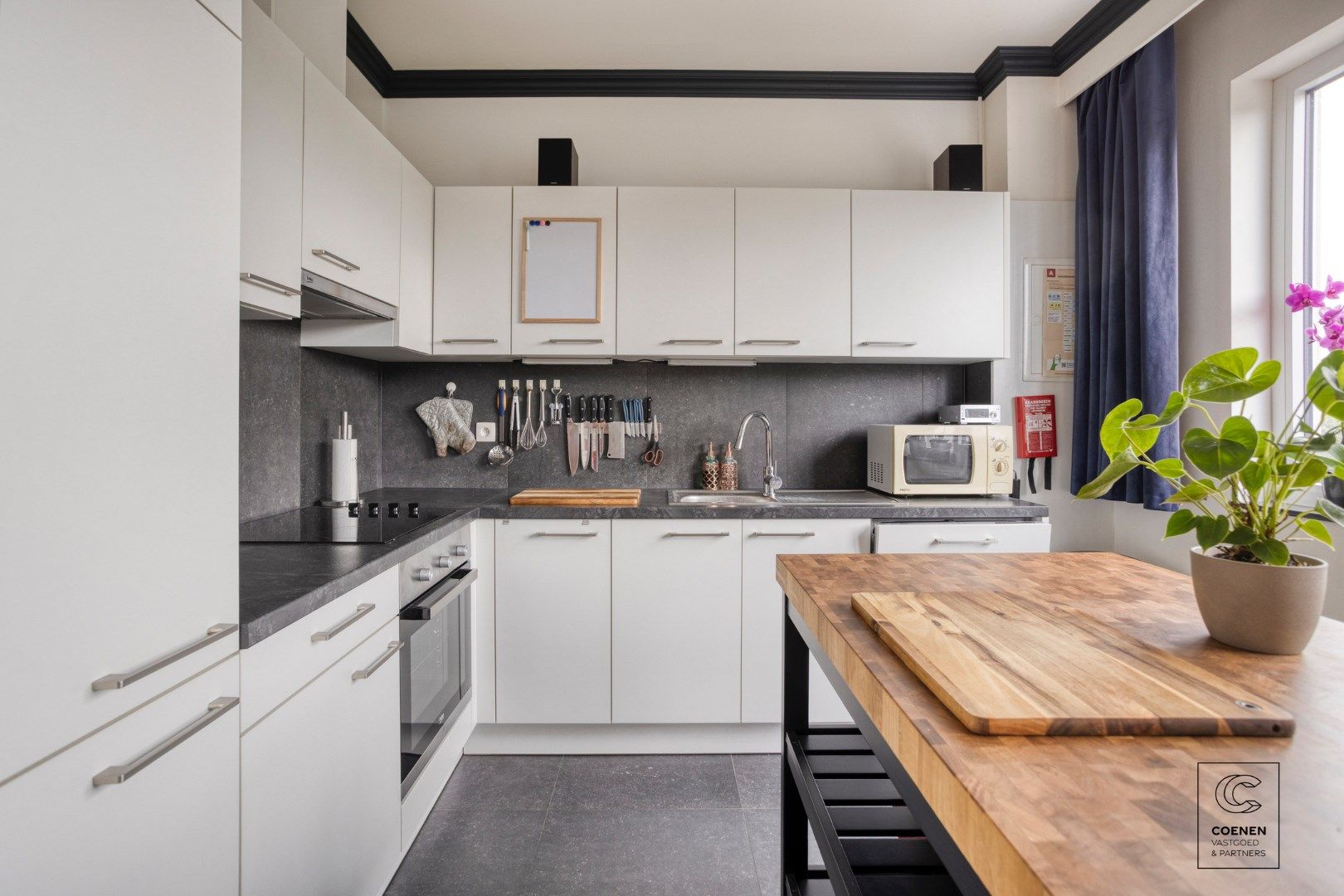 Ruim gerenoveerd appartement van 97 m² met twee slaapkamers te Merksem! foto 3