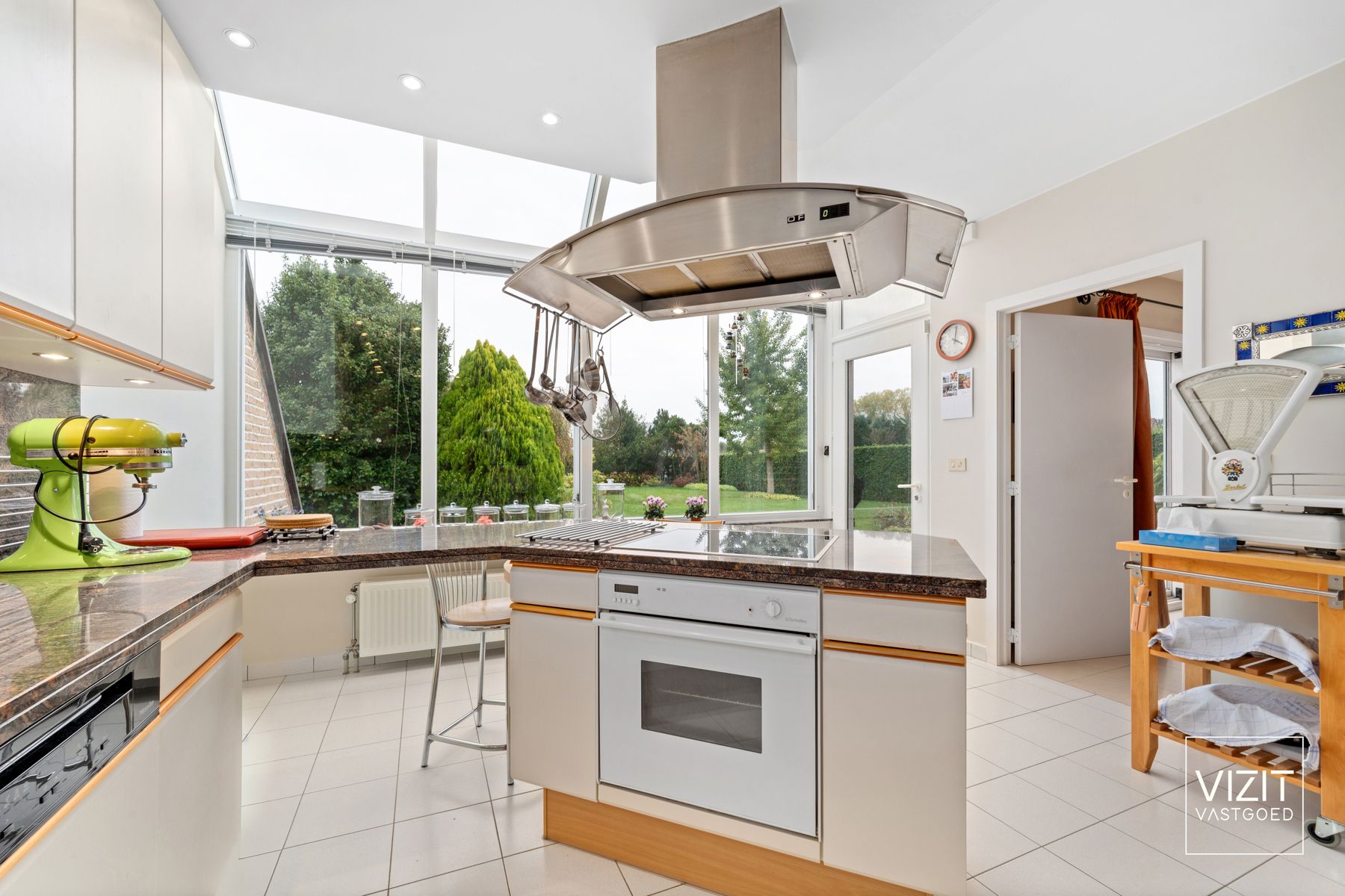 Ruime villa met mooie aangelegde tuin op toplocatie foto 8