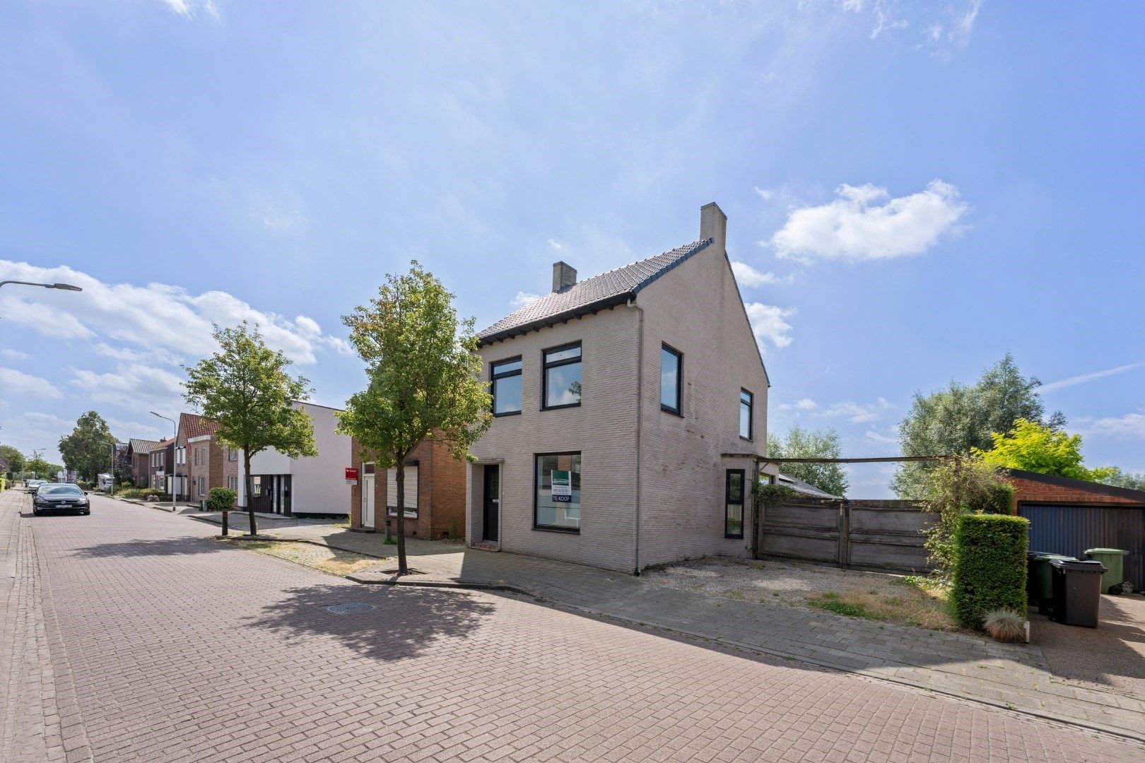 Leuke halfopen woning met grote tuin foto 2