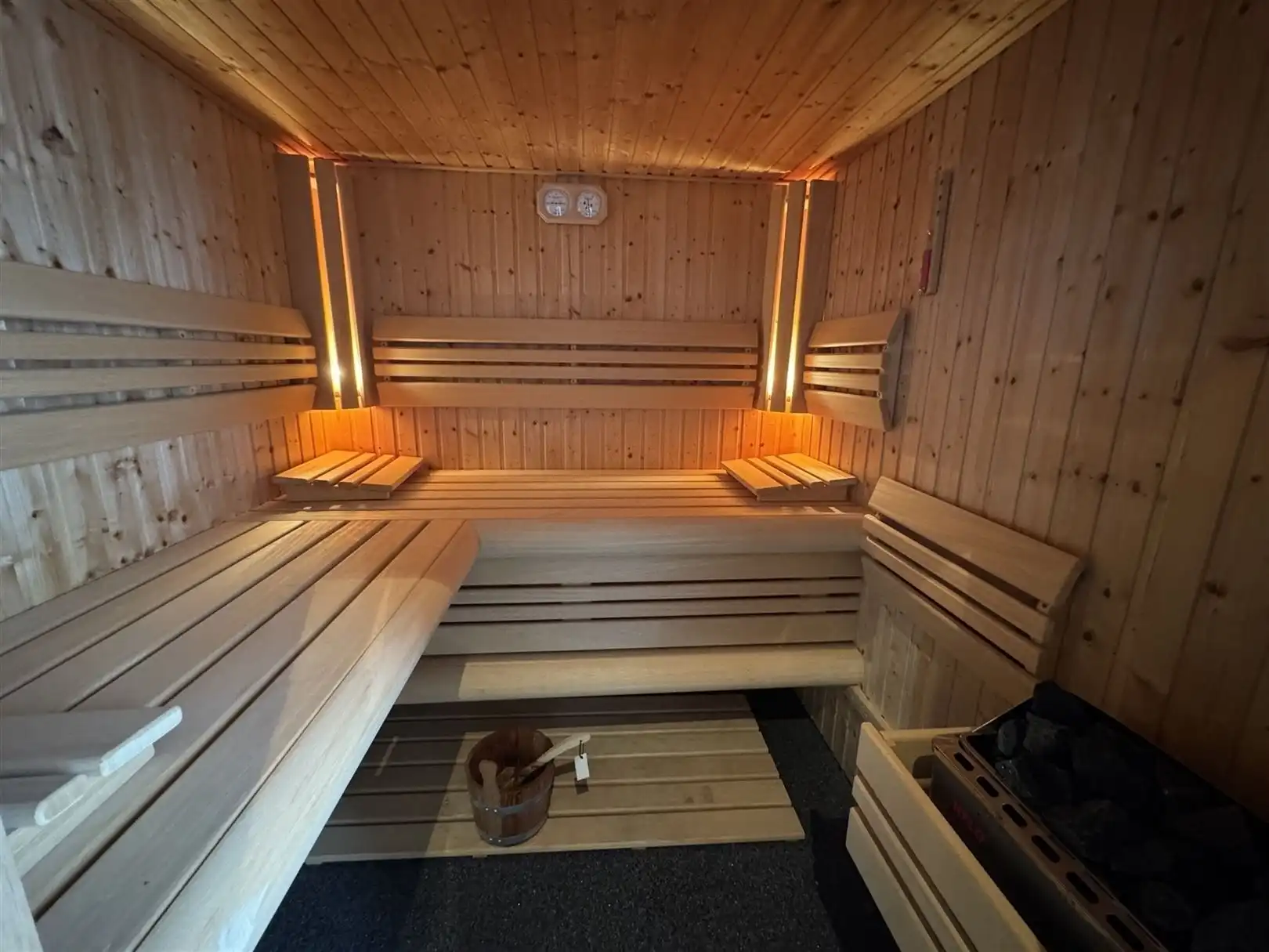 Woning met kantoren en magazijn van 1500m² foto 10