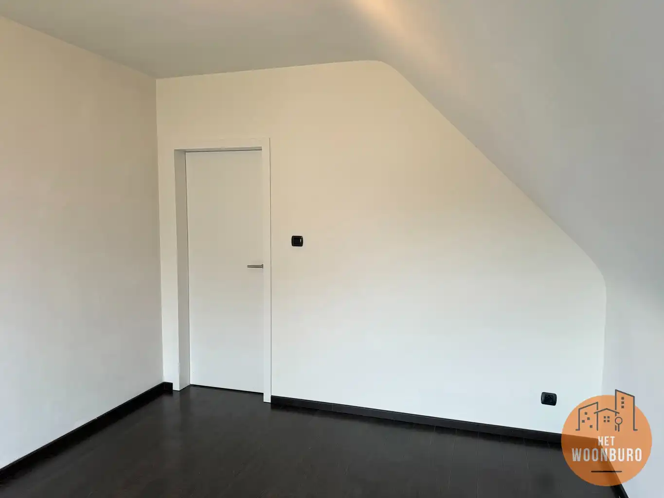 Woning halfopen bebouwing met garage, ruime kelder en tuin foto 13