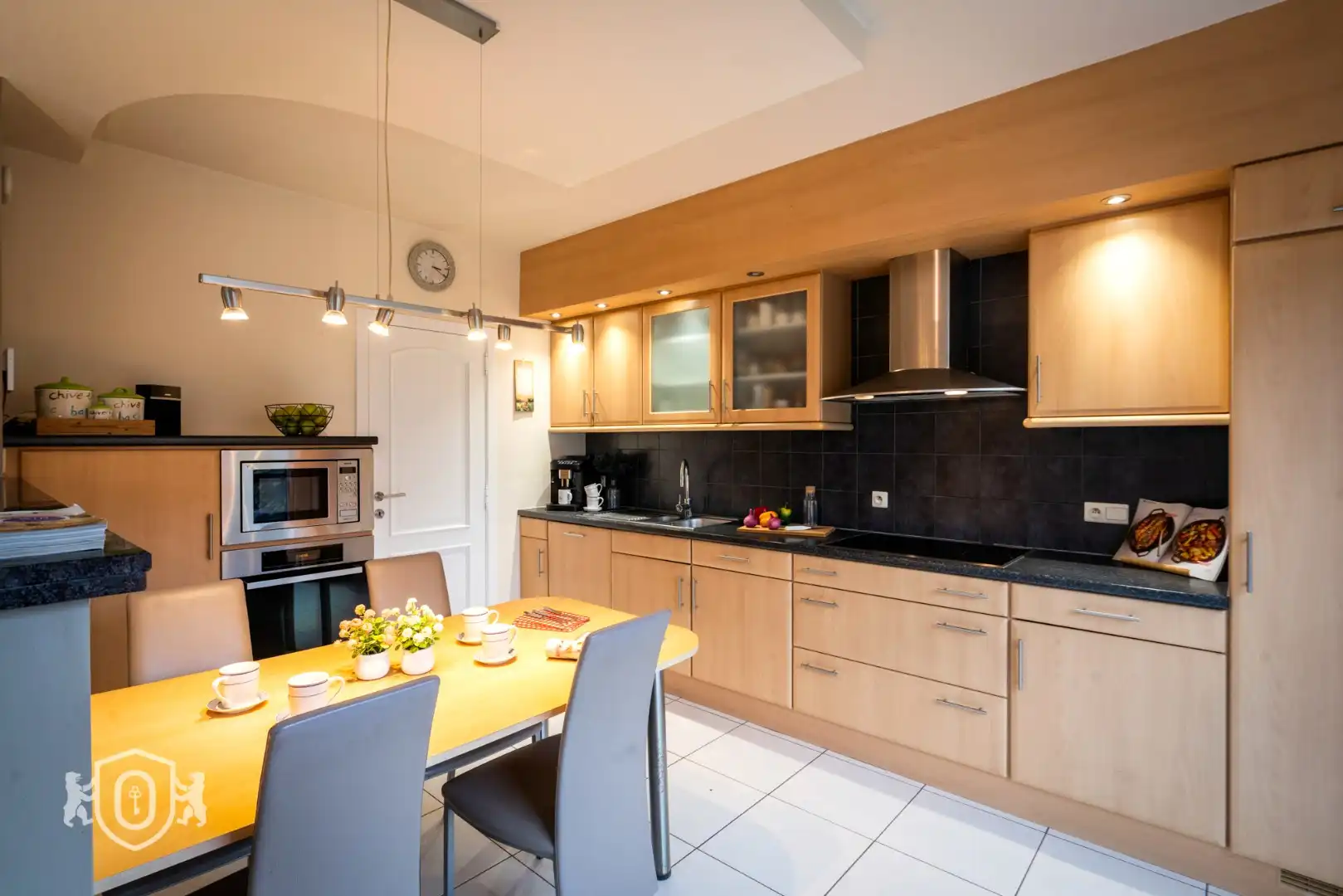 Halfopen 4-slpkr woning met tuin & garage foto 11