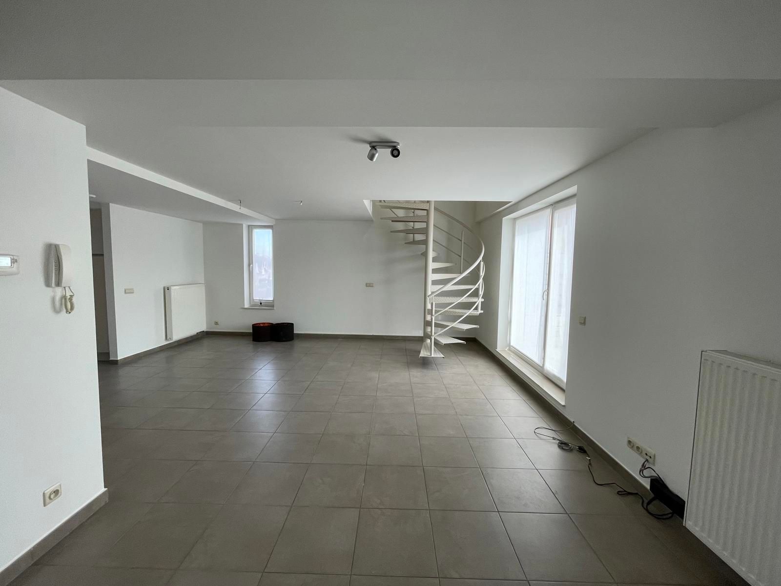ERONDEGEM - Gerenoveerd duplexappartement met ruim terras. foto 2