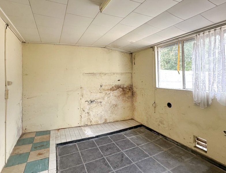 Halfopen bebouwing met oprit, garage en koer foto 9