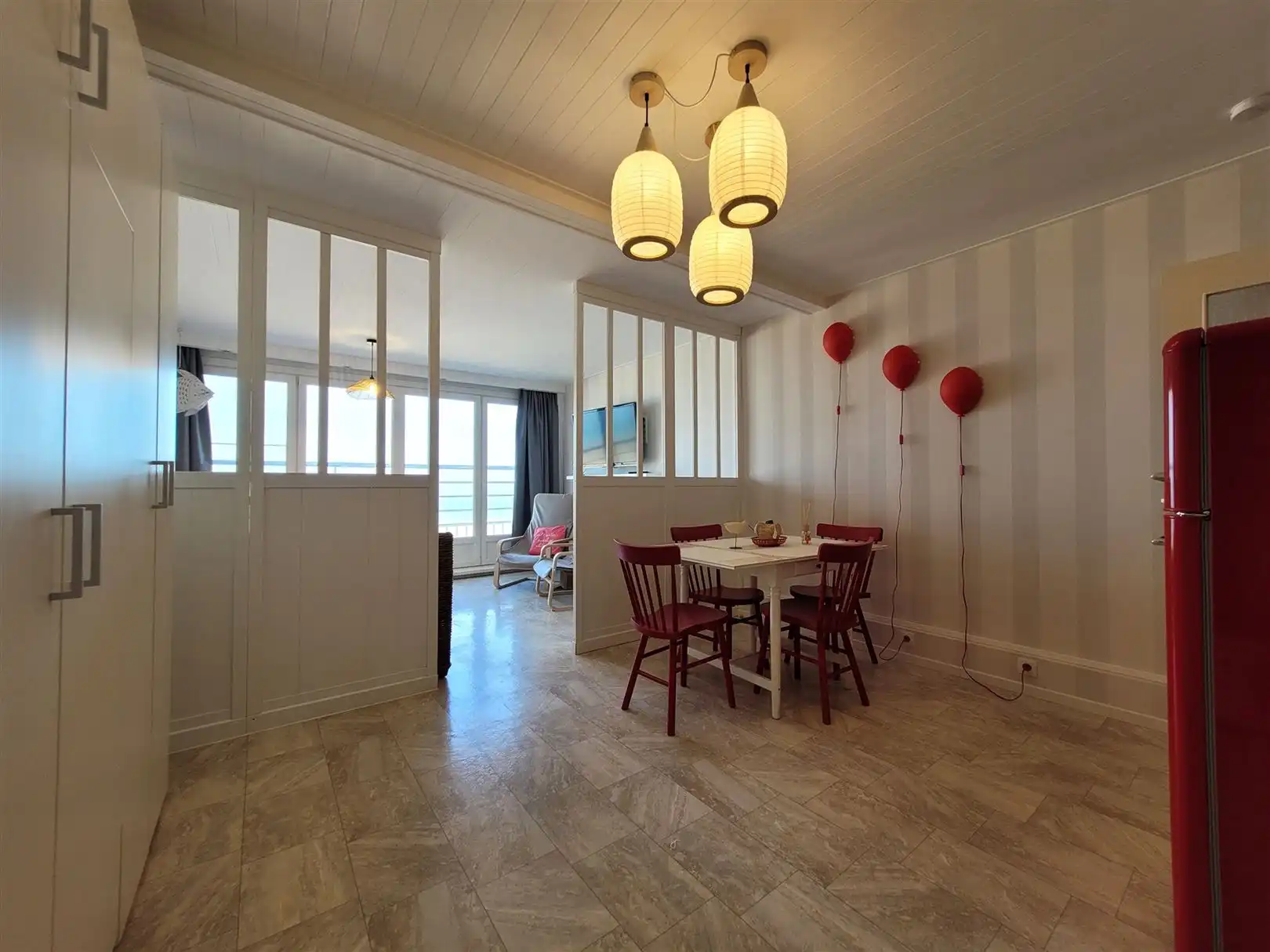 Gemeubelde studio met zeezicht foto 9