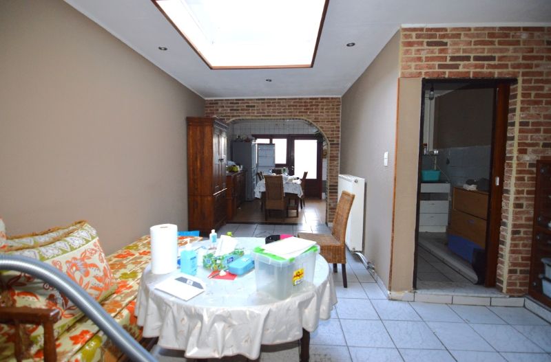 TE RENOVEREN: Ruime gezinswoning met 4 slaapkamers en tuin nabij stadscentrum en station foto 4