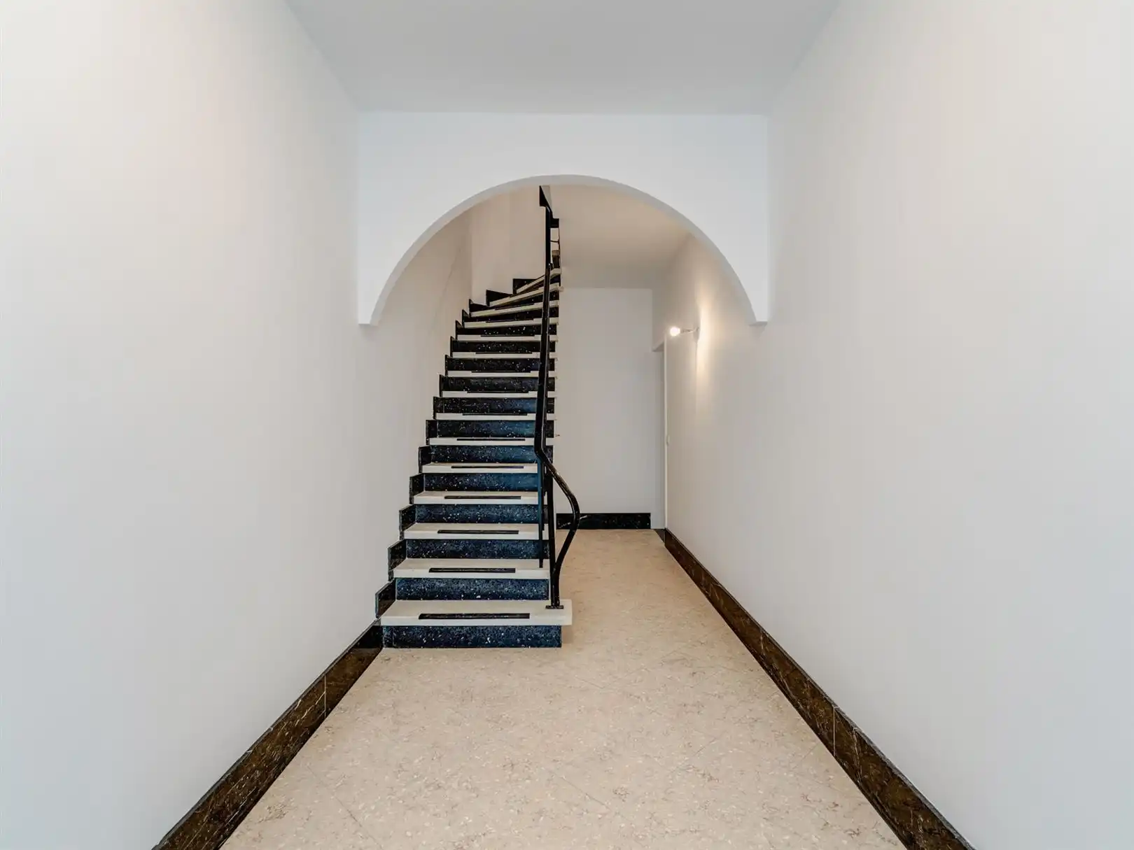 Licht en ruim 2-slaapkamerappartement met zuidwest georiënteerd terras.  foto 23