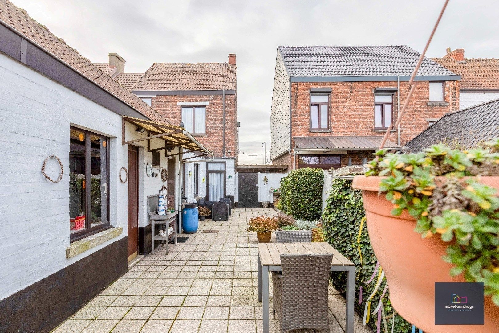 Verzorgde halfopen bebouwing met grote tuin en carport  foto 22