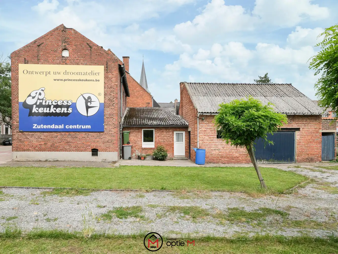 Te renoveren gezinswoning te koop in Bilzen-Hoeselt – met ruime tuin, garage en vijf slaapkamers foto 5