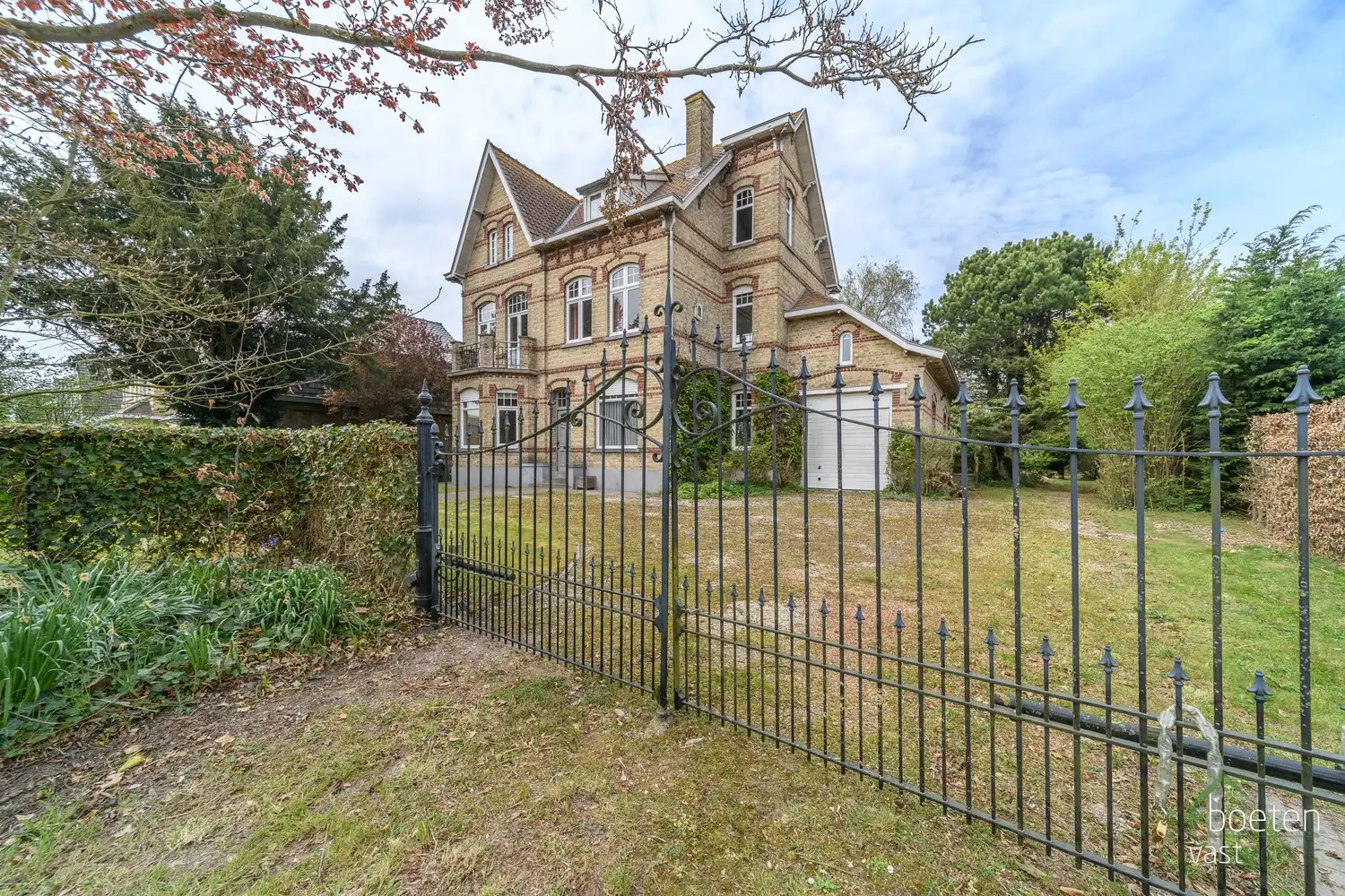 ALVERINGEM: Karaktervolle herenwoning uit het interbellum (jaren 30) met authentieke geveldetails en een warm landelijk interieur op 3.253 m² totale grondopp. foto 28