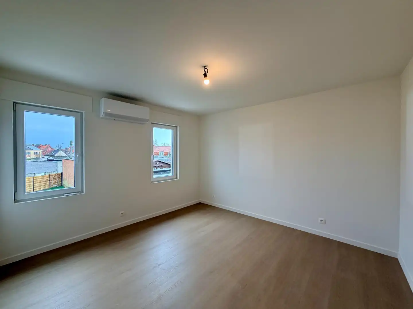 Volledig gerenoveerde woning met 3 slaapkamers en tuin te Izegem! foto 10