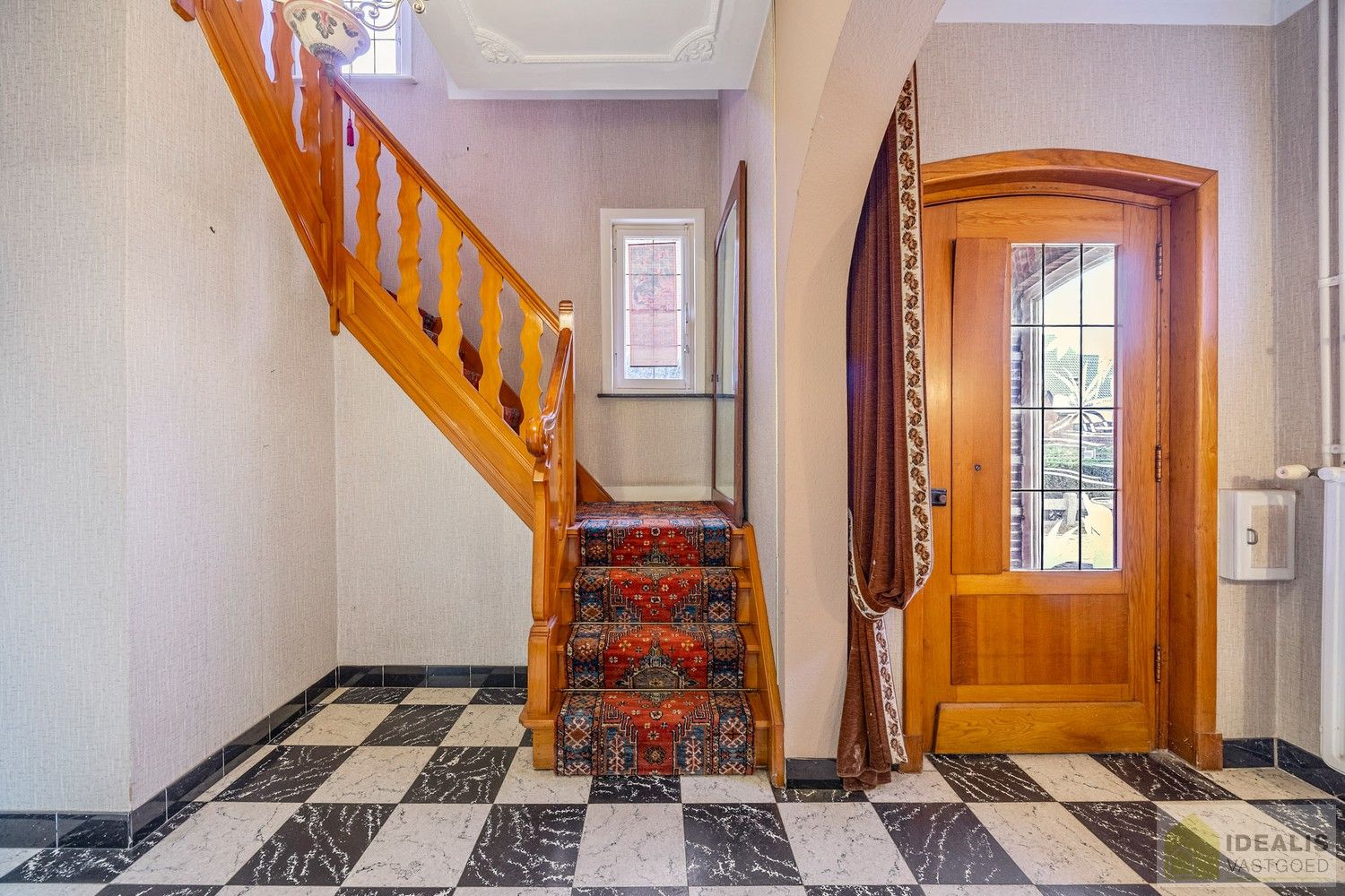 IDEALIS VASTGOED - Aangename karakterwoning op fijne locatie te Pelt. Deze woning omvat maar liefst +-143m² netto bewoonbare oppervlakte op een perceel van 4a 53ca met een ruime woonkamer, maar liefst 3 slaapkamers, badkamer, wasplaats, veranda en garage vlakbij de dorpskern van Boseind! Uiterst geschikt voor kandidaten op zoek naar een betaalbare woning op te frissen naar eigen wens. foto 10