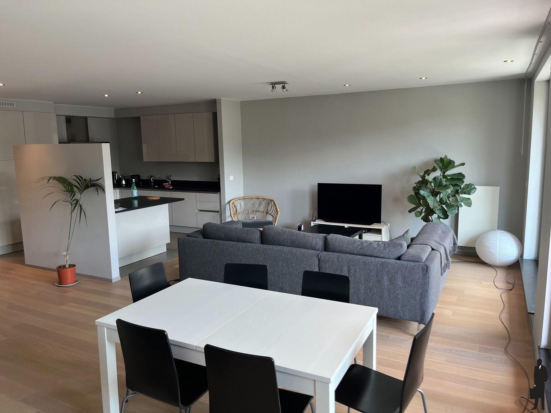 In 't centrum van Brasschaat op de derde verdieping, een instapklaar appartement van 114 m² met 2 parkingplaatsen. foto 3