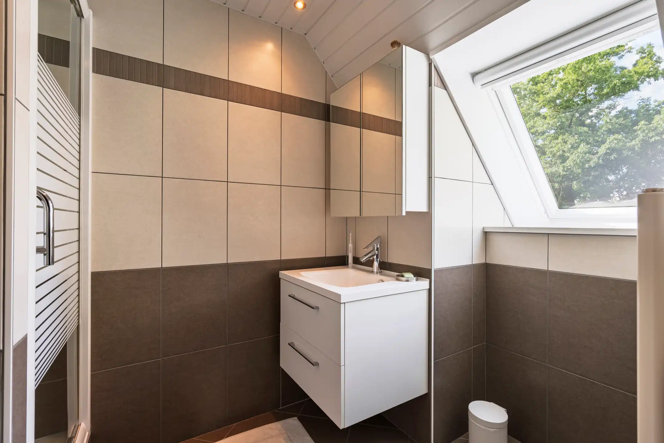 Ruime villa met aangelegde tuin foto 21