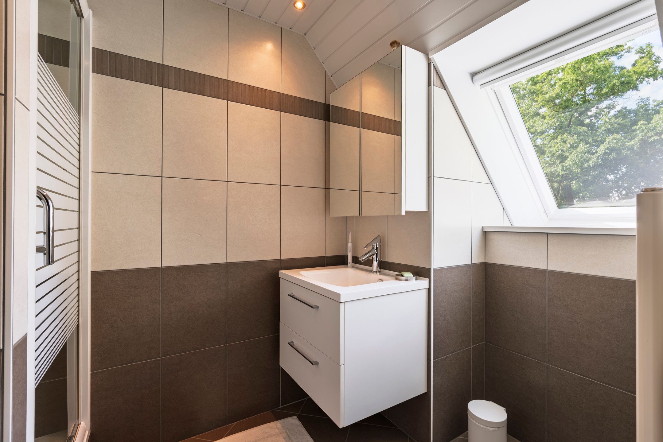 Ruime villa met aangelegde tuin foto 21