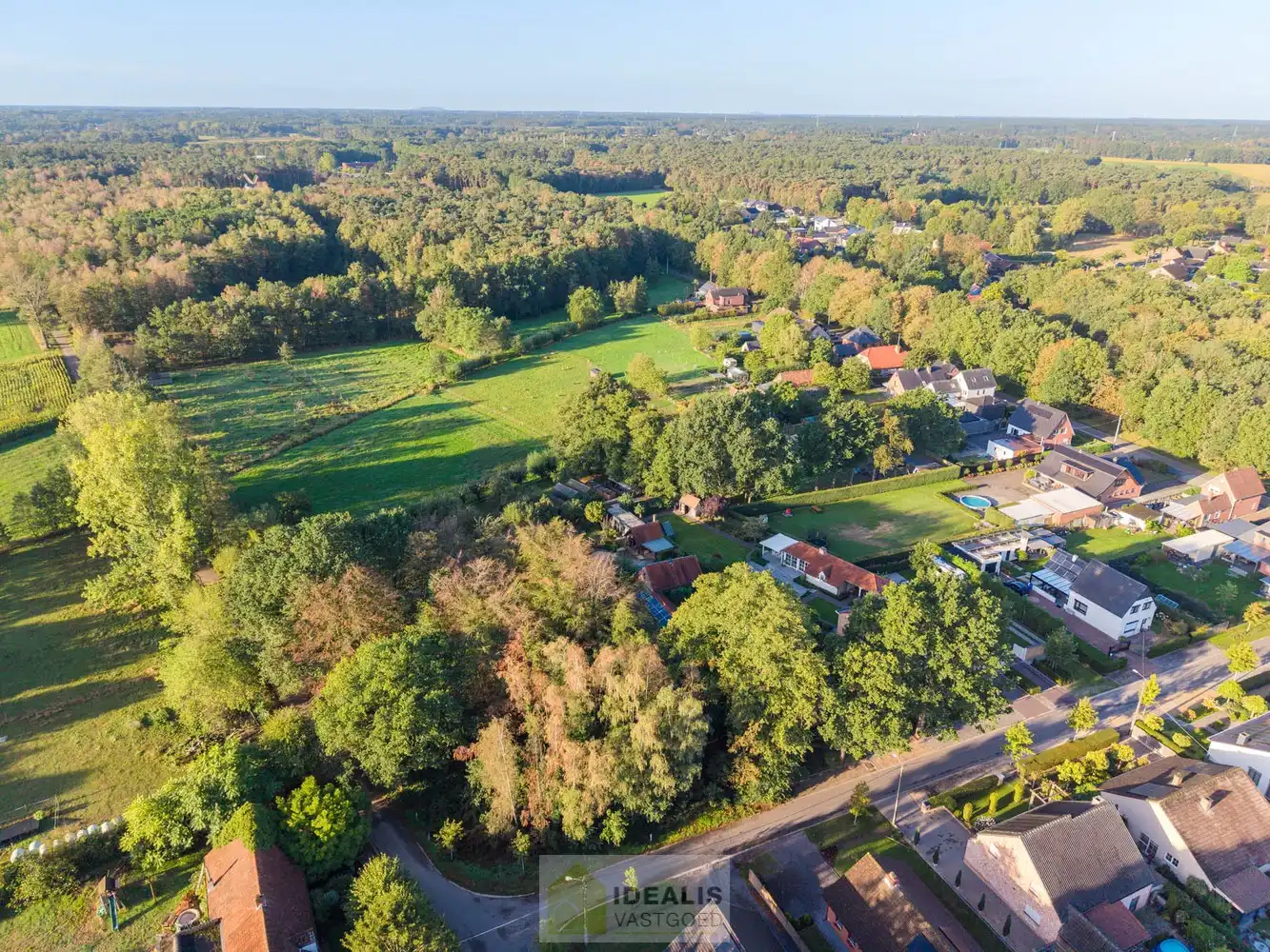 IDYLLISCH GELEGEN BIJZONDERE EIGENDOM BESTAANDE UIT RIANT WOONHUIS, APART BEWOONBAAR BIJGEBOUW EN ATELIER OMGEVEN DOOR EEN SCHITTERD AANGELEGDE TUIN EN WEILAND. Het domein is toegankelijk zowel aan de mooie Urnenveldstraat doch ook via een uitzonderlijk mooie oprijlaan toegankelijk langs de boszijde van het perceel. Deze vrijstaande woning, gebouwd in 1986, beschikt over een sfeervolle leefruimte in vol contact met de tuin en biedt een heerlijke atmosfeer dankzij de centraal geplaatste speksteenkachel. Op de verdieping beschikt de woning over slaapkamers en sanitair. Een absolute meerwaarde is het afzonderlijk volledig ingericht bijhuisje, centraal op het perceel, voorzien van alle woonfaciliteiten. Verder is er de mogelijkheid om wonen/werken te combineren via het knap afgewerkte atelier, met vergezicht op het eigen weiland. Geschikt voor kandidaten op zoek naar een ruime en instapklare parel met een idyllische uitstraling! foto 57