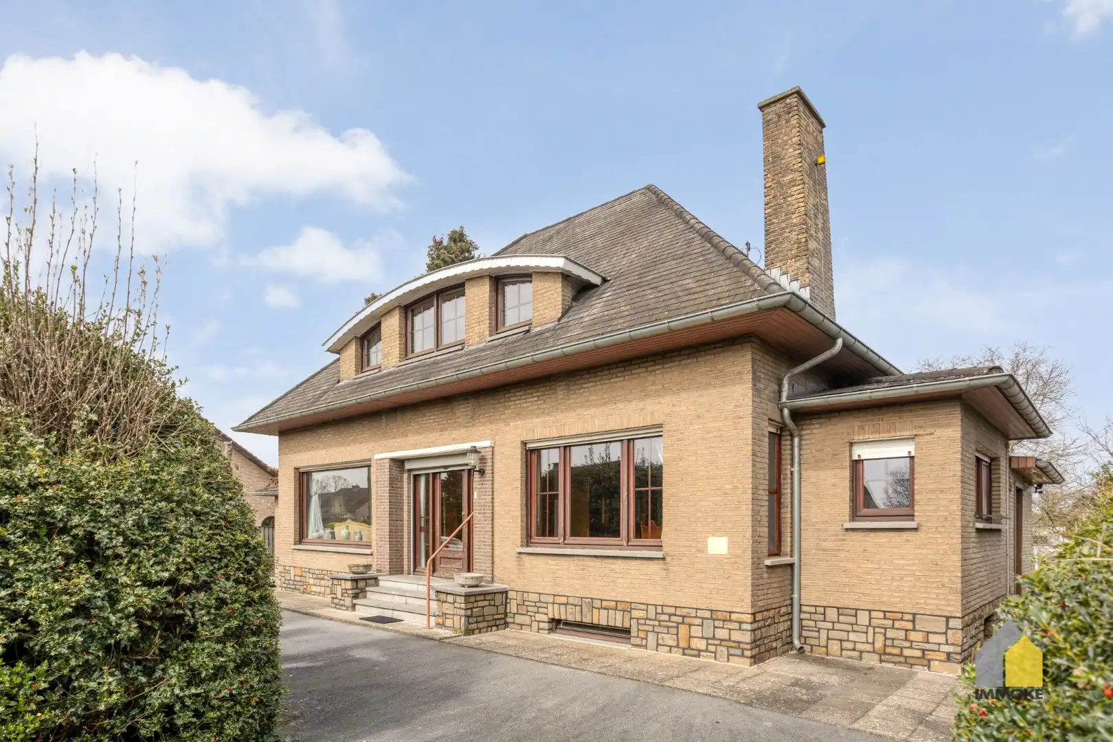 Te renoveren, statige woning op mooi perceel van 23 a 90 ca. foto 1