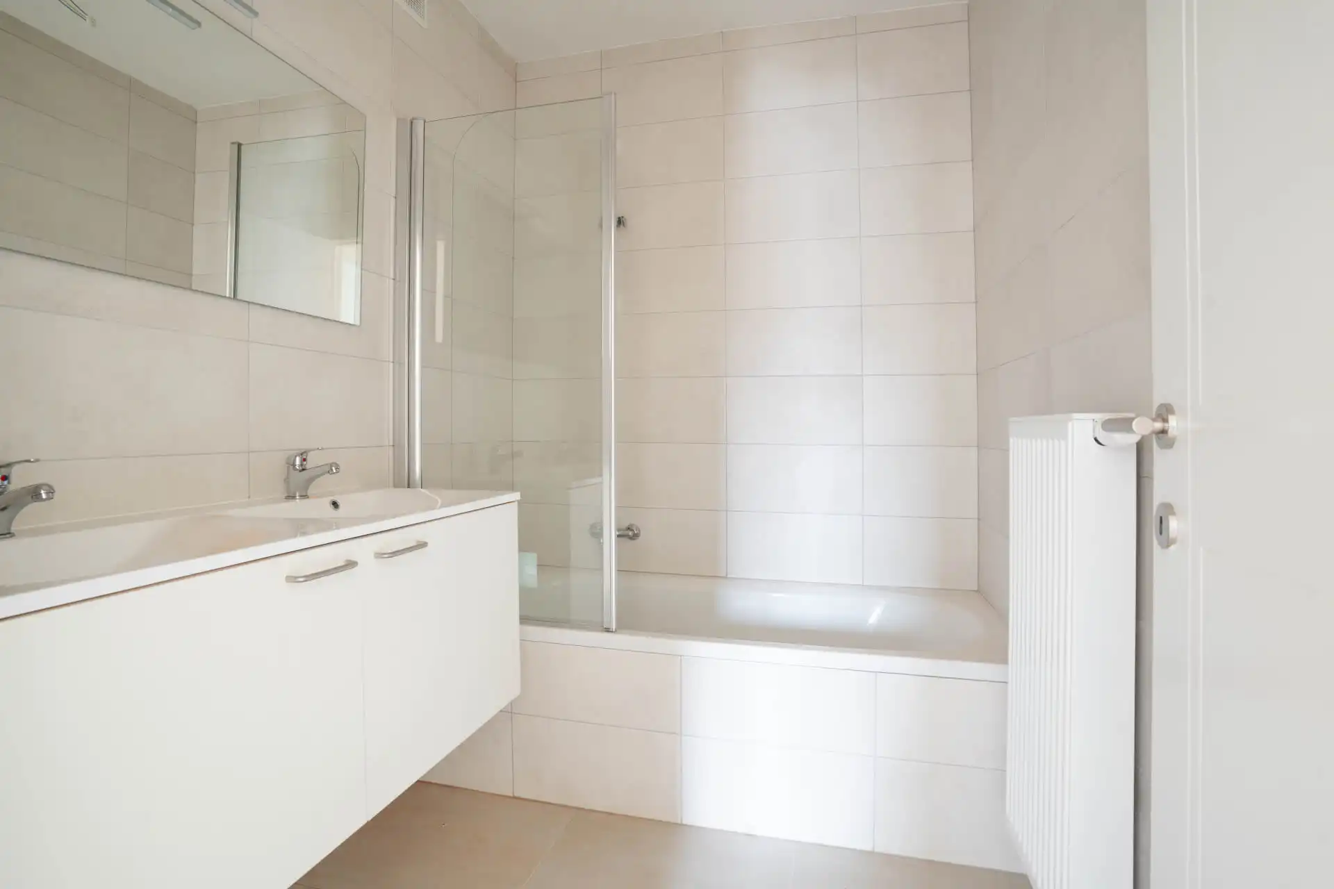 Modern appartement met twee slaapkamers en ruim terras. foto 6