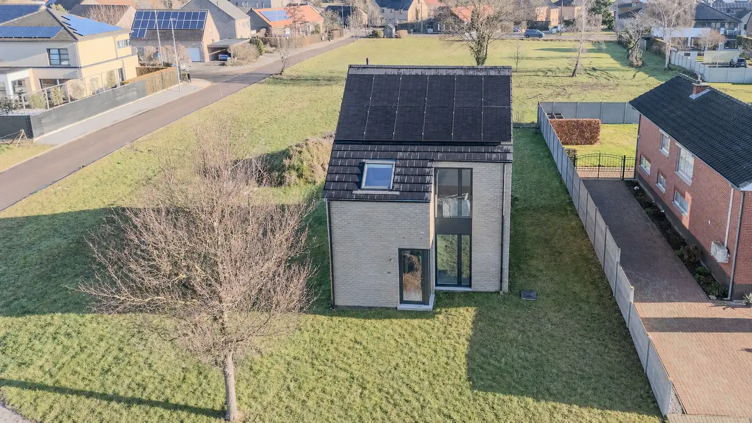 Hedendaagse nieuwbouwwoning met drie slaapkamers op rustige ligging in Neeroeteren foto 2