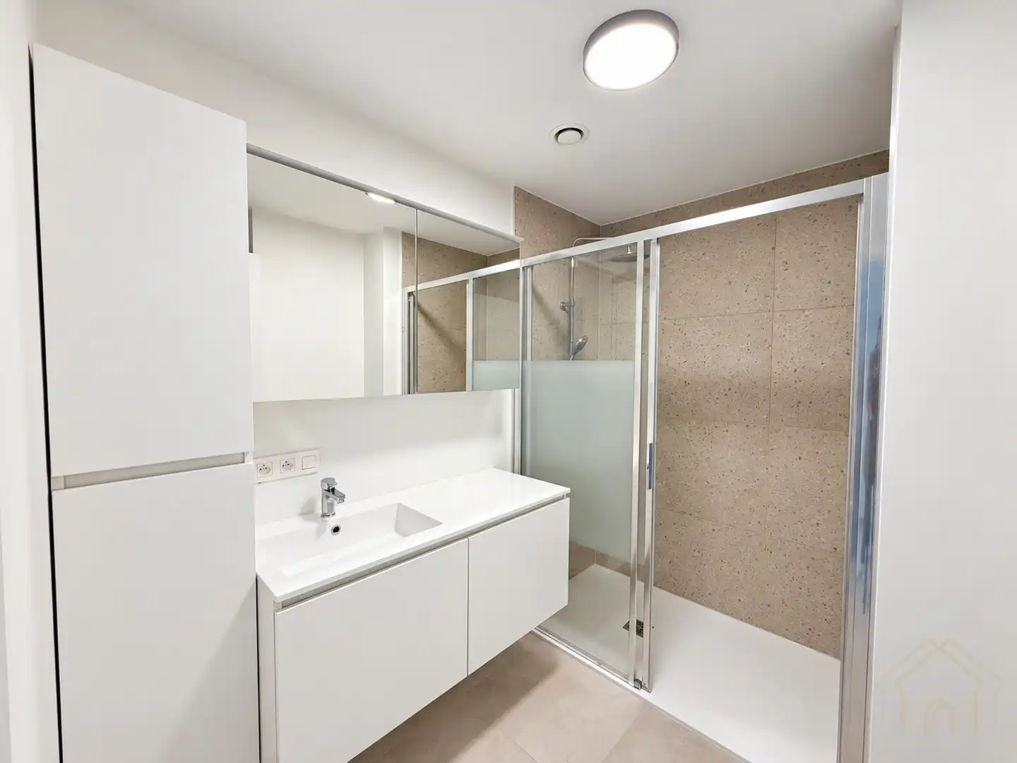 Lichtrijk éénslaapkamerappartement met garage foto 5