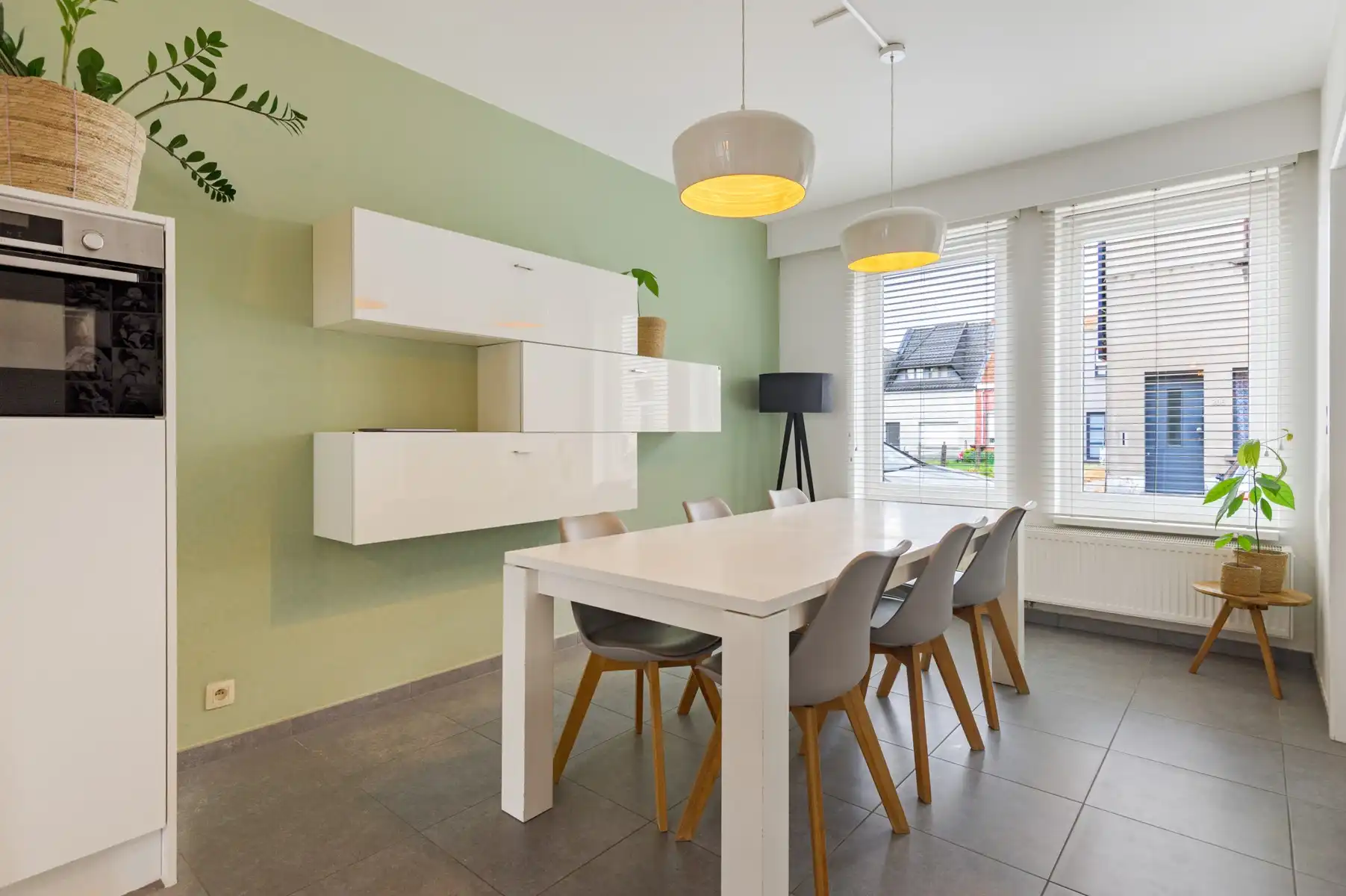 Recente woning op centrale ligging met 2 garages foto 4