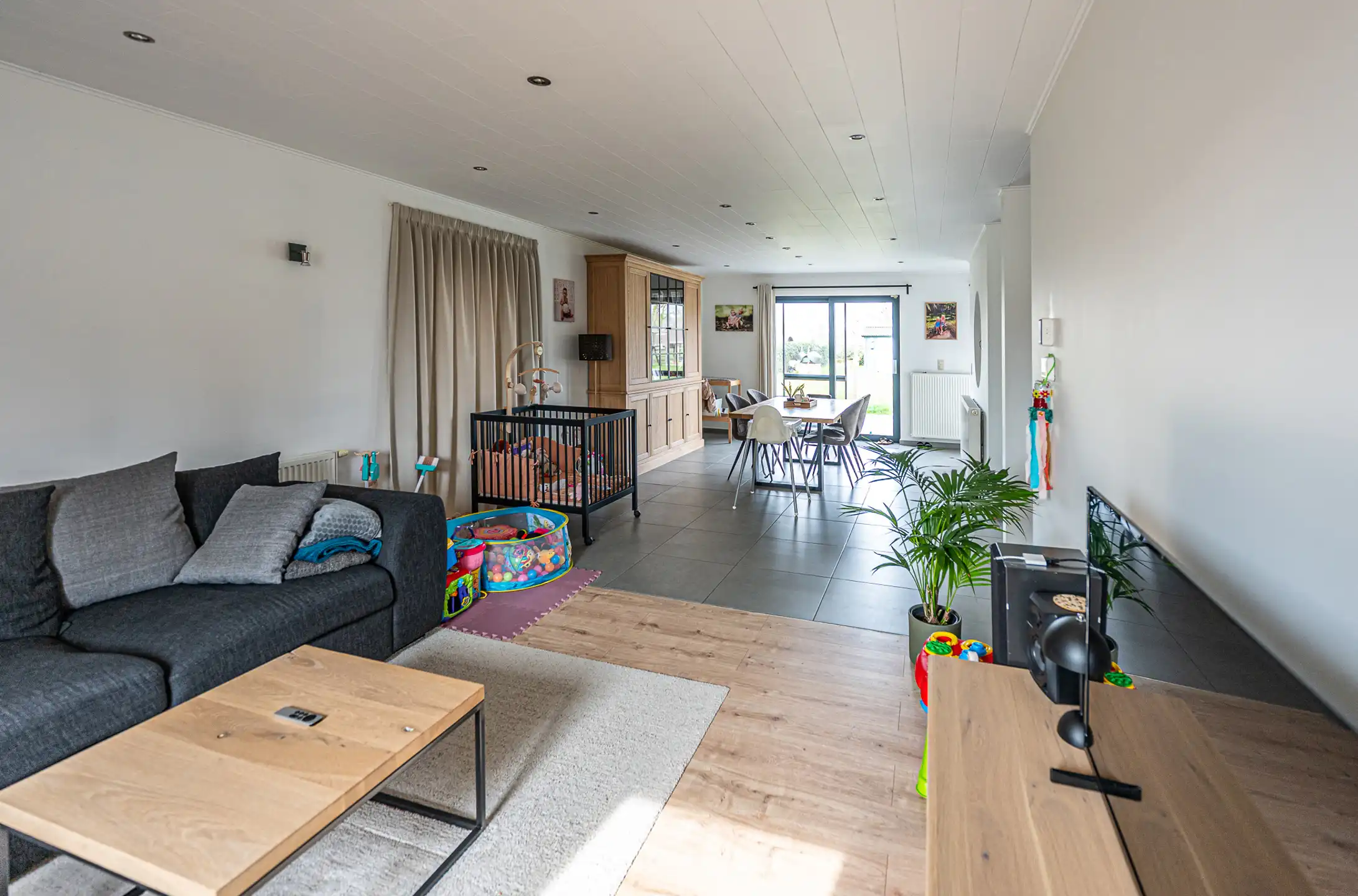 Moderne gezinswoning met inpandige garage en grote tuin. foto 5