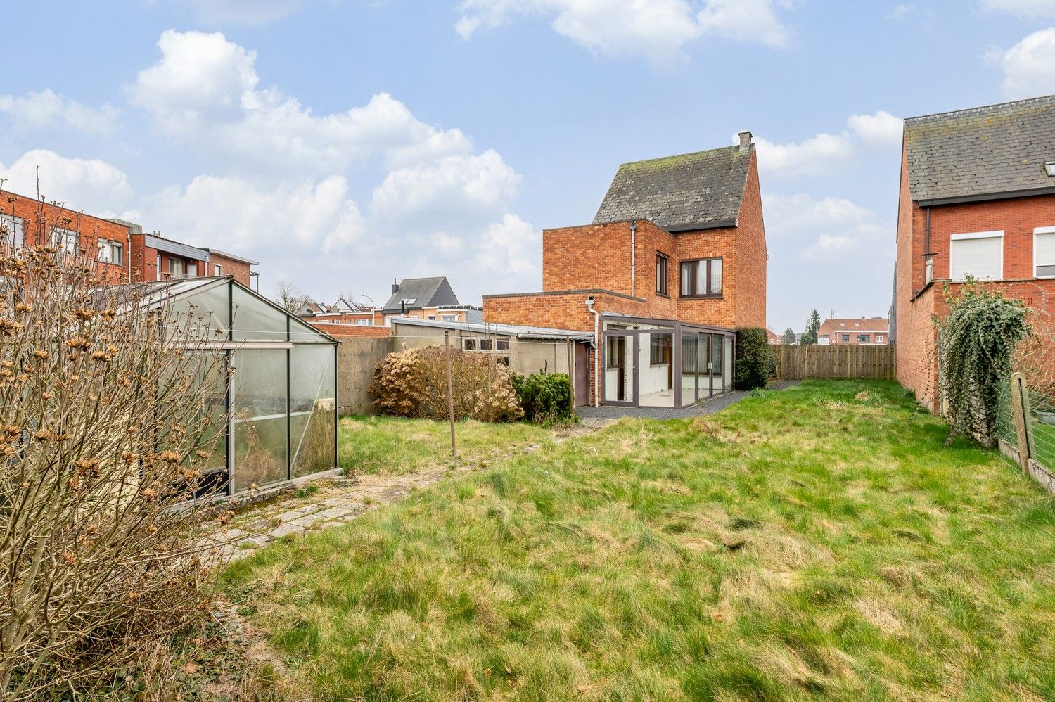 Gesloten bebouwing 219m² met naastliggend bouwgrond 231m² foto 5