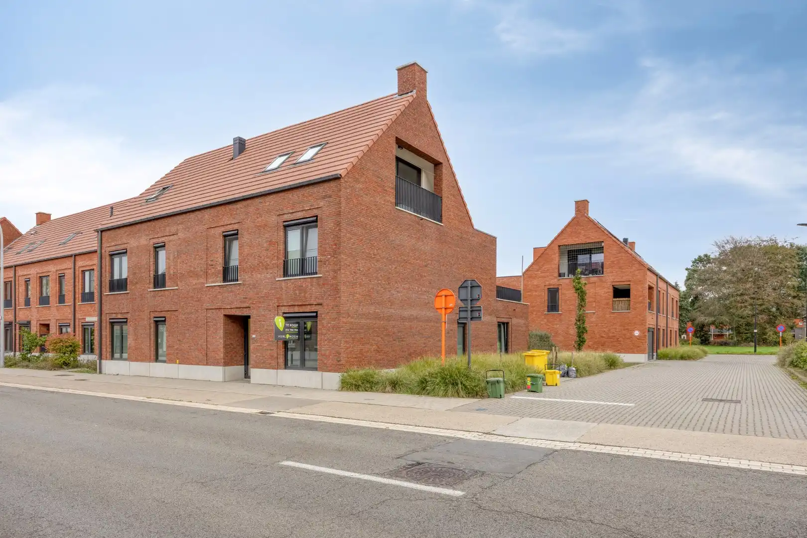 Recent (2023) gelijkvloers hoekappartement met 2 slpks en autostaanplaats te OLV Olen ! foto {{pictureIndex}}