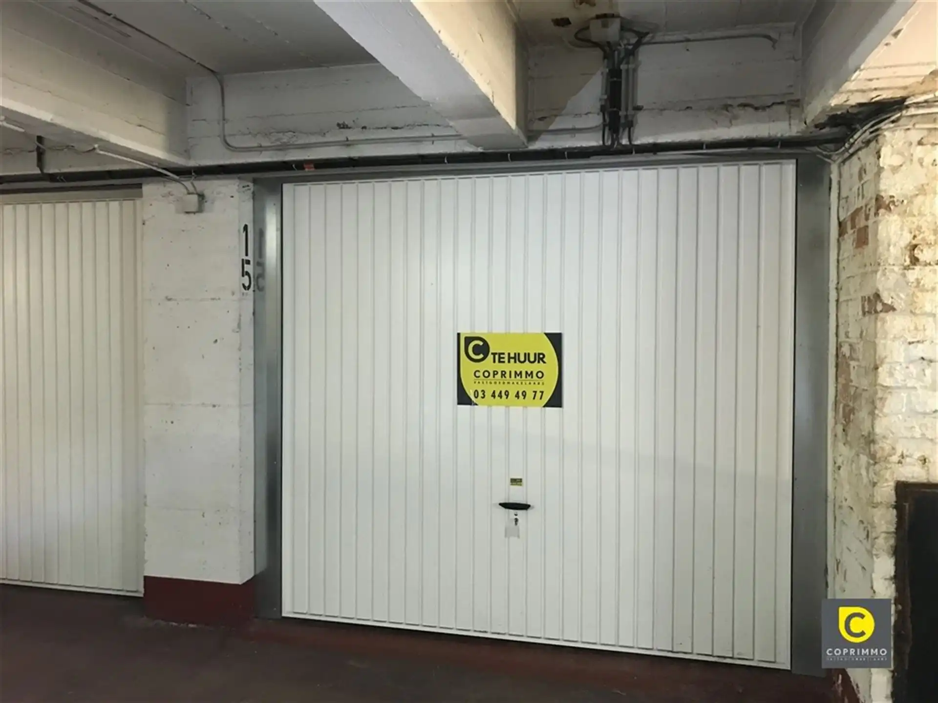 Garagebox met nieuwe poort foto {{pictureIndex}}